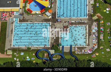 Süd-Freibad mit Schwimmbad, Nichtschwimmerbecken, Badegäste, Liegewiese, Wasserrutsche, Sommer, Hamm, Ruhrgebiet, Nordrhein-Westfalen, GE Stockfoto