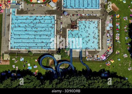 Süd-Freibad mit Schwimmbad, Nichtschwimmerbecken, Badegäste, Liegewiese, Wasserrutsche, Sommer, Hamm, Ruhrgebiet, Nordrhein-Westfalen, GE Stockfoto