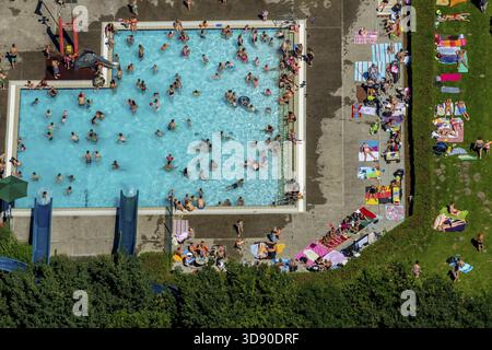 Süd-Freibad mit Schwimmbad, Nichtschwimmerbecken, Badegäste, Liegewiese, Wasserrutsche, Sommer, Hamm, Ruhrgebiet, Nordrhein-Westfalen, GE Stockfoto