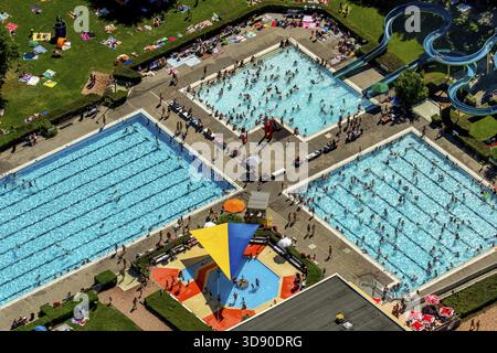 Süd-Freibad mit Schwimmbad, Nichtschwimmerbecken, Badegäste, Liegewiese, Wasserrutsche, Sommer, Hamm, Ruhrgebiet, Nordrhein-Westfalen, GE Stockfoto