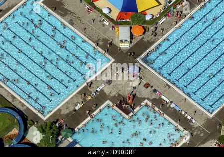 Süd-Freibad mit Schwimmbad, Nichtschwimmerbecken, Badegäste, Liegewiese, Wasserrutsche, Sommer, Hamm, Ruhrgebiet, Nordrhein-Westfalen, GE Stockfoto