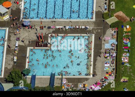 Süd-Freibad mit Schwimmbad, Nichtschwimmerbecken, Badegäste, Liegewiese, Wasserrutsche, Sommer, Hamm, Ruhrgebiet, Nordrhein-Westfalen, GE Stockfoto