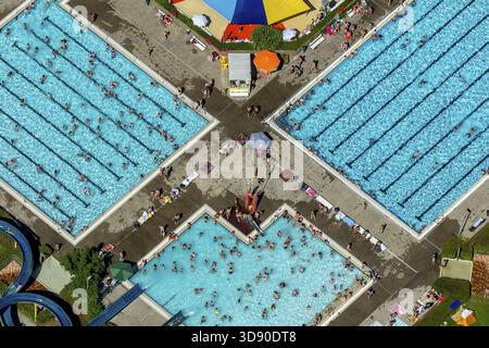 Süd-Freibad mit Schwimmbad, Nichtschwimmerbecken, Badegäste, Liegewiese, Wasserrutsche, Sommer, Hamm, Ruhrgebiet, Nordrhein-Westfalen, GE Stockfoto