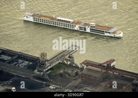Ausflugsschiff vor Duisburger Industrieszene, Rhein, Binnenschifffahrt, Duisburg, Ruhrgebiet, Nordrhein-Westfalen, Deutschland, DE, Europa, aeri Stockfoto