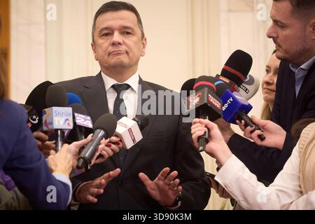 Grindeanu über die Rentenreform der Bolojanischen Magistrate im Parlament, Bukarest, Rumänien Bukarest, Rumänien. 2. Dezember 2025: Sorin Grindeanu, Präsident der Abgeordnetenkammer und Präsident der Sozialdemokratischen Partei PSD, spricht vor der Presse, nachdem der rumänische Premierminister Ilie Bolojan in der gemeinsamen Plenarsitzung des Parlaments die Verantwortung für die Rentenreform der Richter übernommen hatte. Bukarest Rumänien Copyright: XLucianxAlecux Stockfoto