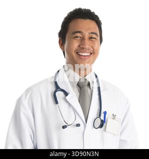Porträt des gutaussehenden südostasiatischen männlichen Arztes lächelnd, stehend isoliert auf weißem Hintergrund. Junge Mann Modell Stockfoto