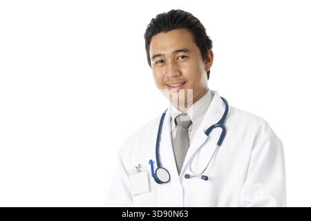 Porträt eines attraktiven jungen männlichen südostasiatischen Arztes, der isoliert auf weißem Hintergrund steht Stockfoto