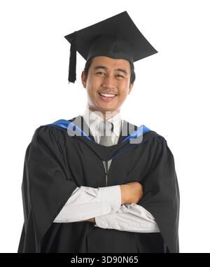 Taille oben glücklicher asiatischer männlicher Universitätsstudent im Abschlusskleid lächelnd, isoliert auf weißem Hintergrund. Gut aussehendes Südostmodell Stockfoto