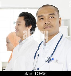 Porträt des Ärzteteams im Krankenhausbüro, südostasiatischer muslimischer Ärzte und Krankenschwestern Stockfoto