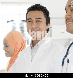 Porträt eines im Krankenhaus stehenden medizinischen Teams, südostasiatischer muslimischer Ärzte und Krankenschwestern Stockfoto