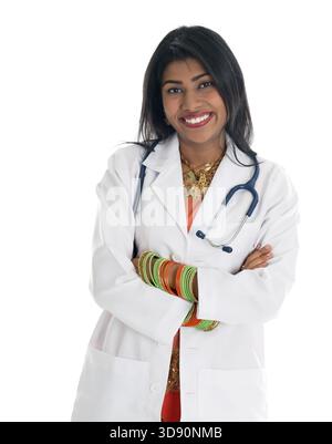 Selbstbewusstes indisches Doktor-Porträt, gekreuzte Arme isoliert auf weißem Hintergrund Stockfoto