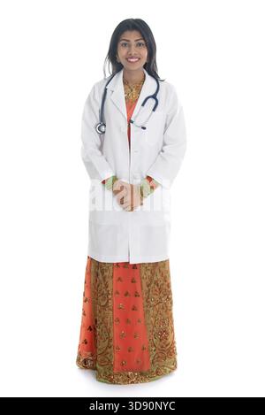 Indische Ärztin in voller Länge, die isoliert auf weißem Hintergrund steht Stockfoto