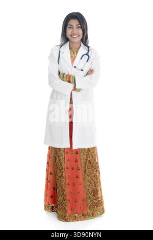 Porträt der indischen Ärztin in voller Länge, die isoliert auf weißem Hintergrund steht Stockfoto