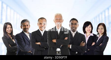 Asiatisches Business-Team in multirassischer Hinsicht. Diversität Geschäftsleute bilden sich aus verschiedenen Rassen, Inder, Malaien, Indonesien, Chinesen, die in Büroumgebungen stehen Stockfoto