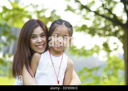 Outdoorpark glücklich asiatische Mutter und Tochter Stockfoto