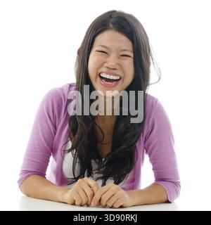 Offenes Porträt Asiatische Frau lacht mit offenem Mund. Isoliert auf weißem Hintergrund sitzen Stockfoto