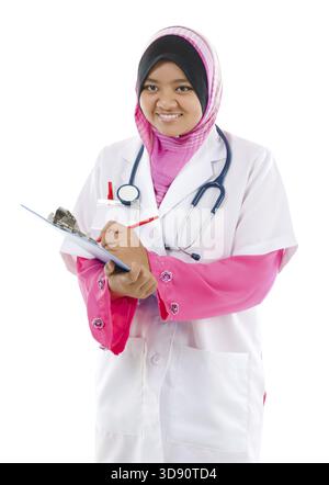 Südostasiatischer muslimischer Medizinstudent. Junge Ärztin, die isoliert auf weißem Hintergrund steht Stockfoto