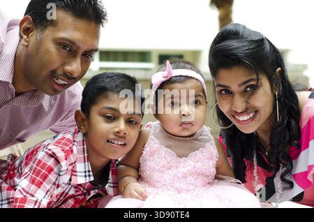Gerne indische Familie Spaß Zeit im Freien Stockfoto