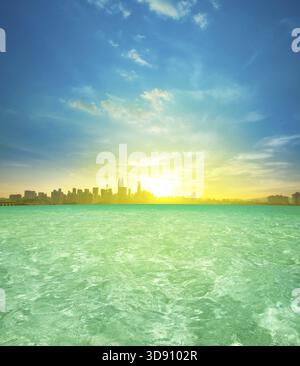 Blick auf den Sonnenaufgang vom luxuriösen Infinity-Pool im Stadtzentrum von Kuala Lumpur, wunderschönes natürliches goldenes Sonnenlicht Stockfoto