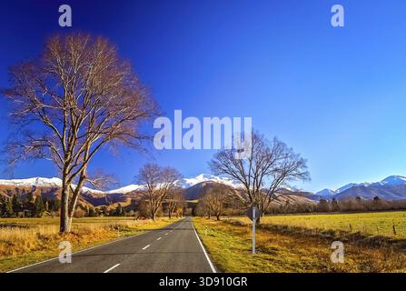 Straße durch die wunderschöne Bergwelt auf dem Weg zum Mt. Cook in Neuseeland Stockfoto