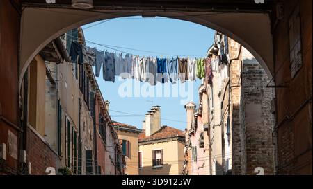 Venedig Italien. Die Wäsche wird an Schlangen gehängt, um vor den venezianischen Wohnungen zu trocknen. Stockfoto