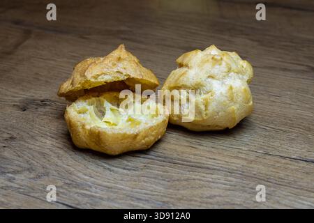 Frisch gebackenes Creme Puff Gebäck auf Holzoberfläche Stockfoto
