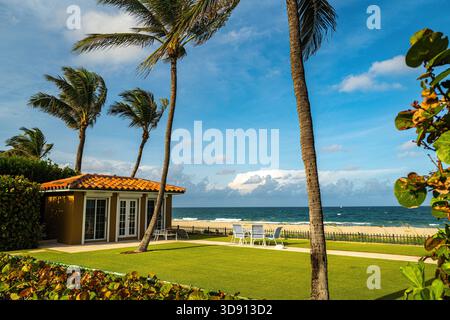 Tropisches Strandhaus mit Meerblick und Palmen. Sommerurlaub am Meer. Luxuriöses tropisches Haus mit privatem Zugang zum Strand. Resort Paradies für Stockfoto