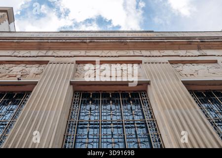 Ottawa, Kanada - 13. August 2025: Historische Fassade der Bank of Montreal mit Steinsäulen, Basreliefs und dekorativen Metallarbeiten in der Innenstadt von Otta Stockfoto