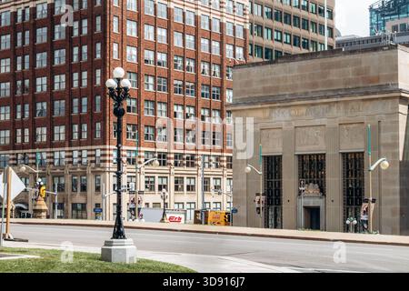 Ottawa, Kanada - 13. August 2025: Blick auf das historische Gebäude der Bank of Montreal an der Wellington Street mit umliegender Architektur im Zentrum Stockfoto