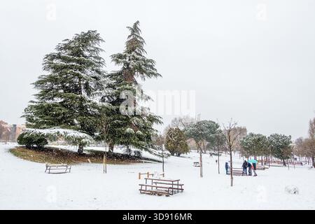 Verschneite Straßen im Carabanchel-Viertel von Madrid Stockfoto