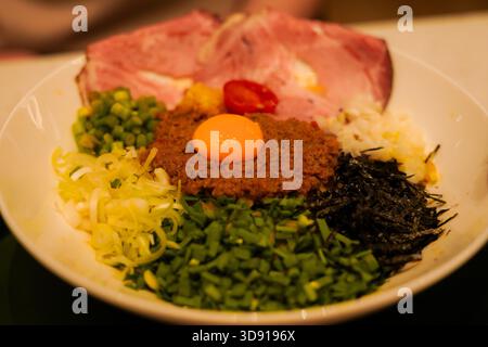 Mazesoba: Japanische Nudeln mit Hackfleisch, Eigelb und frischem Gemüse Stockfoto