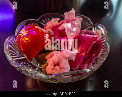 Verschiedene Salate in einer transparenten Glasschale. Stockfoto
