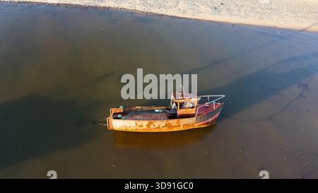 Aus der Vogelperspektive auf ein heruntergekommenes Fischerboot in Barmouth Stockfoto