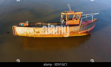 Aus der Vogelperspektive auf ein heruntergekommenes Fischerboot in Barmouth Stockfoto