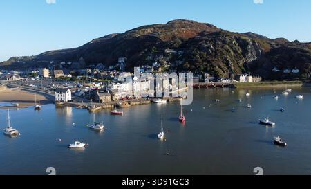 Blick aus der Vogelperspektive auf Barmouth mit Booten entlang des Hafens Stockfoto