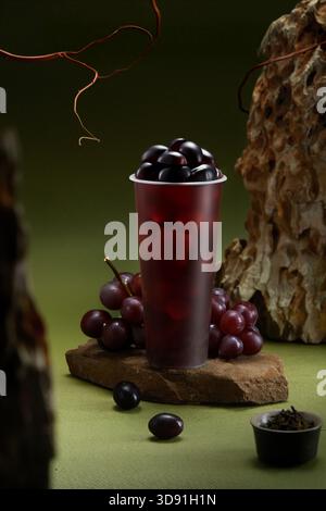 Erfrischender Tee aus eisgekühlten Trauben mit schwarzen Tapiokaperlen und frischen Trauben Premium Drink Fotografie Stockfoto