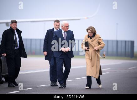 03. Dezember 2025, Brandenburg, Schönefeld: Bundespräsident Frank-Walter Steinmeier und seine Frau Elke Büdenbender treffen im militärischen Abschnitt des Flughafens Berlin Brandenburg ein, um nach London (Vereinigtes Königreich) zu fliegen. Bundespräsident Steinmeier und seine Frau sind zu einem dreitägigen Staatsbesuch im Vereinigten Königreich Großbritannien und Nordirland. Foto: Bernd von Jutrczenka/dpa Stockfoto