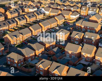 WARRINGTON, CHESHIRE, ENGLAND – 17. NOVEMBER 2025: Modernes Anwesen mit Doppelhaushälften und Einfamilienhäusern in Warrington, Cheshire, England Stockfoto