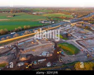 WARRINGTON, CHESHIRE, ENGLAND - 17. NOVEMBER 2025: Wohnsiedlung mit Häusern in England Stockfoto