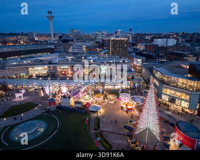 LIVERPOOL, MERSEYSIDE, ENGLAND - 21. NOVEMBER 2025: Liverpool One bietet Geschäfte und Fahrgeschäfte zu Weihnachten Stockfoto