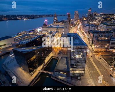 LIVERPOOL, MERSEYSIDE, ENGLAND - 21. NOVEMBER 2025: Blick in die Abenddämmerung auf Mann Island und die Pier Head Waterfront, Liverpool, England Stockfoto