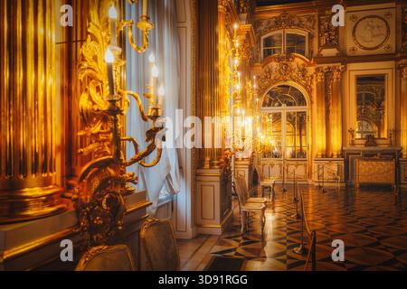 Der Katharinenpalast in St. Petersburg ist ein atemberaubendes barockes Juwel und UNESCO-Weltkulturerbe. Einst ein königlicher Sommerurlaub, verzaubert es mit Stockfoto