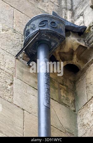 Das Beverley Minster in East Yorkshire ist eine der schönsten gotischen Kirchen Europas und ein Meisterwerk mittelalterlicher Architektur. Sie wurde um 1120 als Augustiner-Stiftskirche begonnen, die ein früheres angelsächsisches Kloster ersetzte, das von St. John of Beverley gegründet wurde, und wurde 1220–1420 weitgehend in strahlenden frühen englischen, dekorierten und rechtwinkligen Stilen umgebaut. Berühmt für seine zwei Westtürme, exquisiten Steinschnitzereien aus dem 14. Jahrhundert (einschließlich musikalischer Engel und Spielfiguren), das hoch aufragende Schiff und den einzigartigen Laufradkran aus dem 16. Jahrhundert, der noch immer in situ ist, ist es mit vielen Kathedralen in Größe und Schönheit konkurrieren. Ein Ort der Pilgerreise für uns Stockfoto