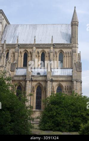 Das Beverley Minster in East Yorkshire ist eine der schönsten gotischen Kirchen Europas und ein Meisterwerk mittelalterlicher Architektur. Sie wurde um 1120 als Augustiner-Stiftskirche begonnen, die ein früheres angelsächsisches Kloster ersetzte, das von St. John of Beverley gegründet wurde, und wurde 1220–1420 weitgehend in strahlenden frühen englischen, dekorierten und rechtwinkligen Stilen umgebaut. Berühmt für seine zwei Westtürme, exquisiten Steinschnitzereien aus dem 14. Jahrhundert (einschließlich musikalischer Engel und Spielfiguren), das hoch aufragende Schiff und den einzigartigen Laufradkran aus dem 16. Jahrhundert, der noch immer in situ ist, ist es mit vielen Kathedralen in Größe und Schönheit konkurrieren. Ein Ort der Pilgerreise für uns Stockfoto