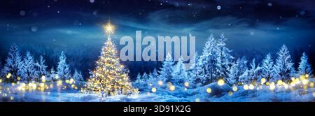 Weihnachtsbaum Auf Schnee - Wintertannenwald Bei Nacht Wald - Kiefer Mit Geschenkboxen Und Glänzendem Stern In Blauer Landschaft Und Abstrakten Bokeh Lichtern Stockfoto