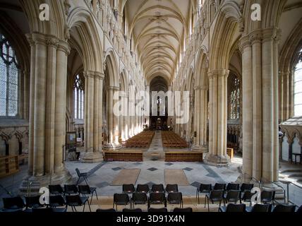 Das Beverley Minster in East Yorkshire ist eine der schönsten gotischen Kirchen Europas und ein Meisterwerk mittelalterlicher Architektur. Sie wurde um 1120 als Augustiner-Stiftskirche begonnen, die ein früheres angelsächsisches Kloster ersetzte, das von St. John of Beverley gegründet wurde, und wurde 1220–1420 weitgehend in strahlenden frühen englischen, dekorierten und rechtwinkligen Stilen umgebaut. Berühmt für seine zwei Westtürme, exquisiten Steinschnitzereien aus dem 14. Jahrhundert (einschließlich musikalischer Engel und Spielfiguren), das hoch aufragende Schiff und den einzigartigen Laufradkran aus dem 16. Jahrhundert, der noch immer in situ ist, ist es mit vielen Kathedralen in Größe und Schönheit konkurrieren. Ein Ort der Pilgerreise für uns Stockfoto