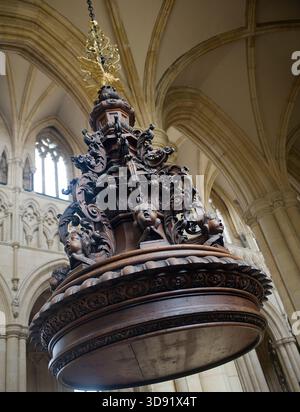 Das Beverley Minster in East Yorkshire ist eine der schönsten gotischen Kirchen Europas und ein Meisterwerk mittelalterlicher Architektur. Sie wurde um 1120 als Augustiner-Stiftskirche begonnen, die ein früheres angelsächsisches Kloster ersetzte, das von St. John of Beverley gegründet wurde, und wurde 1220–1420 weitgehend in strahlenden frühen englischen, dekorierten und rechtwinkligen Stilen umgebaut. Berühmt für seine zwei Westtürme, exquisiten Steinschnitzereien aus dem 14. Jahrhundert (einschließlich musikalischer Engel und Spielfiguren), das hoch aufragende Schiff und den einzigartigen Laufradkran aus dem 16. Jahrhundert, der noch immer in situ ist, ist es mit vielen Kathedralen in Größe und Schönheit konkurrieren. Ein Ort der Pilgerreise für uns Stockfoto