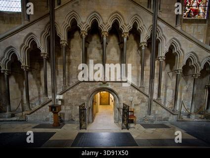 Das Beverley Minster in East Yorkshire ist eine der schönsten gotischen Kirchen Europas und ein Meisterwerk mittelalterlicher Architektur. Sie wurde um 1120 als Augustiner-Stiftskirche begonnen, die ein früheres angelsächsisches Kloster ersetzte, das von St. John of Beverley gegründet wurde, und wurde 1220–1420 weitgehend in strahlenden frühen englischen, dekorierten und rechtwinkligen Stilen umgebaut. Berühmt für seine zwei Westtürme, exquisiten Steinschnitzereien aus dem 14. Jahrhundert (einschließlich musikalischer Engel und Spielfiguren), das hoch aufragende Schiff und den einzigartigen Laufradkran aus dem 16. Jahrhundert, der noch immer in situ ist, ist es mit vielen Kathedralen in Größe und Schönheit konkurrieren. Ein Ort der Pilgerreise für uns Stockfoto