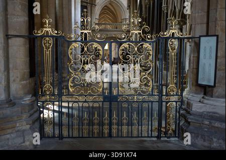 Das Beverley Minster in East Yorkshire ist eine der schönsten gotischen Kirchen Europas und ein Meisterwerk mittelalterlicher Architektur. Sie wurde um 1120 als Augustiner-Stiftskirche begonnen, die ein früheres angelsächsisches Kloster ersetzte, das von St. John of Beverley gegründet wurde, und wurde 1220–1420 weitgehend in strahlenden frühen englischen, dekorierten und rechtwinkligen Stilen umgebaut. Berühmt für seine zwei Westtürme, exquisiten Steinschnitzereien aus dem 14. Jahrhundert (einschließlich musikalischer Engel und Spielfiguren), das hoch aufragende Schiff und den einzigartigen Laufradkran aus dem 16. Jahrhundert, der noch immer in situ ist, ist es mit vielen Kathedralen in Größe und Schönheit konkurrieren. Ein Ort der Pilgerreise für uns Stockfoto