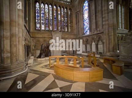 Das Beverley Minster in East Yorkshire ist eine der schönsten gotischen Kirchen Europas und ein Meisterwerk mittelalterlicher Architektur. Sie wurde um 1120 als Augustiner-Stiftskirche begonnen, die ein früheres angelsächsisches Kloster ersetzte, das von St. John of Beverley gegründet wurde, und wurde 1220–1420 weitgehend in strahlenden frühen englischen, dekorierten und rechtwinkligen Stilen umgebaut. Berühmt für seine zwei Westtürme, exquisiten Steinschnitzereien aus dem 14. Jahrhundert (einschließlich musikalischer Engel und Spielfiguren), das hoch aufragende Schiff und den einzigartigen Laufradkran aus dem 16. Jahrhundert, der noch immer in situ ist, ist es mit vielen Kathedralen in Größe und Schönheit konkurrieren. Ein Ort der Pilgerreise für uns Stockfoto